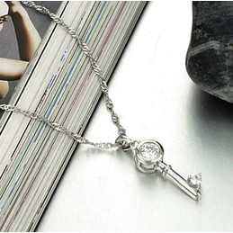 Wide Varieties Female Lock and Key Platinum Plating Titanium Necklace With Rhinestone